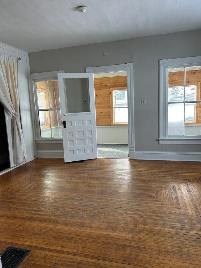 Building Photo - 7 S 4th St