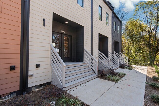 Foto del edificio - Turn-Key Modern Living in the Heart of Pla...