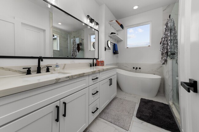 Building Photo - 3030 Live Oak St