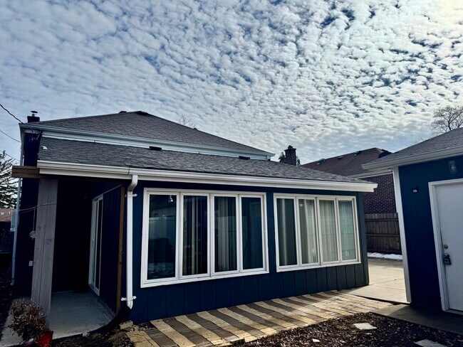 Building Photo - 216 Burton Ave