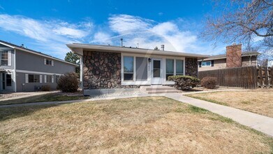 Building Photo - 4742 Villa Cir