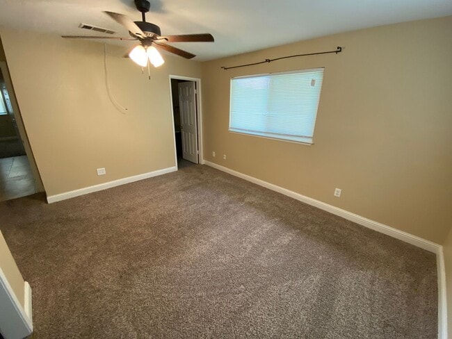 Building Photo - Charming home for rent in Visalia