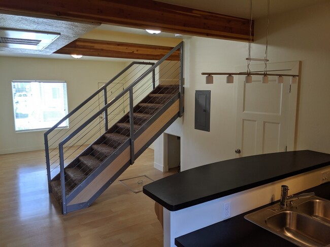 Building Photo - Desirable 2 bed, 2.5 bath Lincoln Park tow...