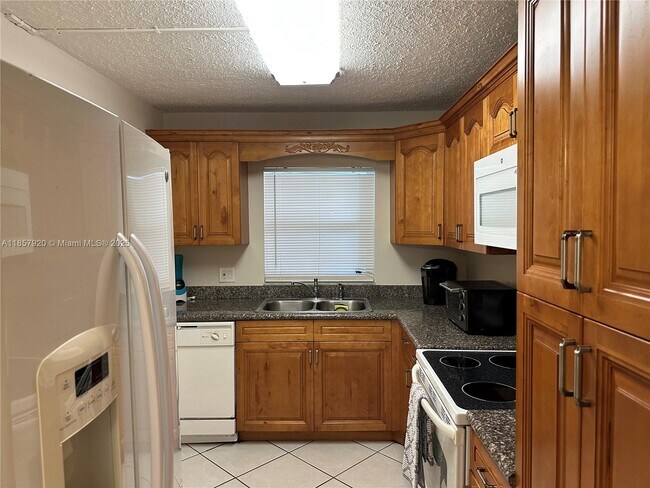 Building Photo - 9441 Evergreen Pl