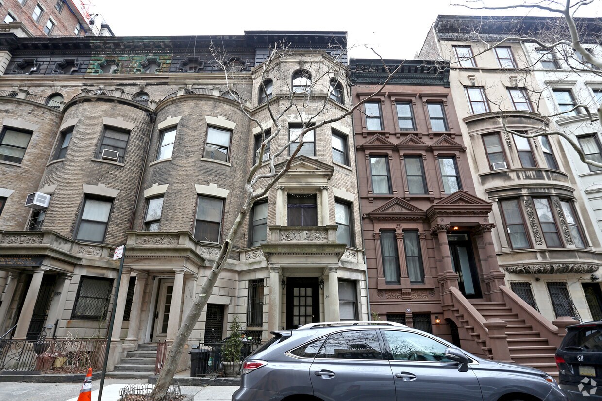 Building Photo - 349 W 84th St