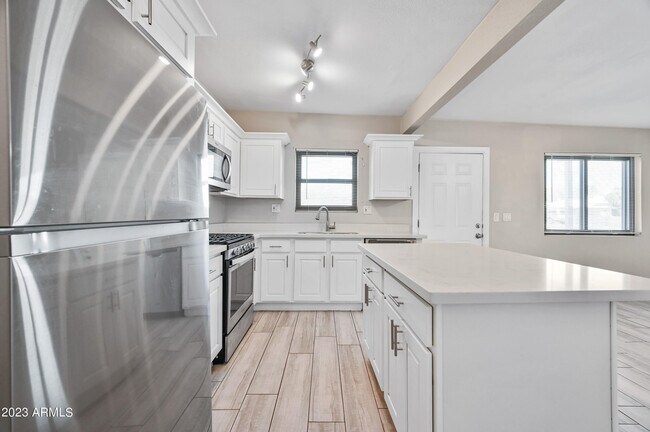 Foto del edificio - 1145 E Henry St