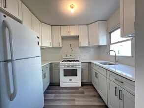 Building Photo - 13 E 17th St