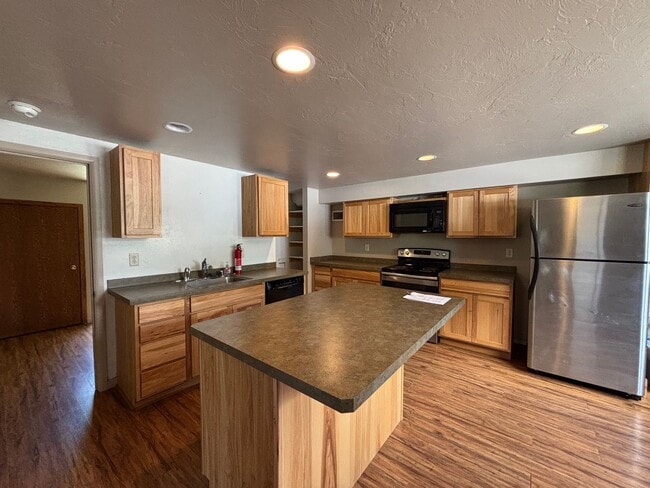 Building Photo - 1402 S Willson Ave