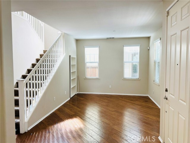 Foto del edificio - 26035 Newport Ave