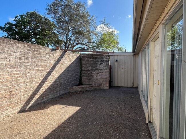 Building Photo - Southside Duplex w/ Two Car Garage