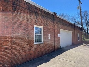 Building Photo - 13200 Fairhill Rd