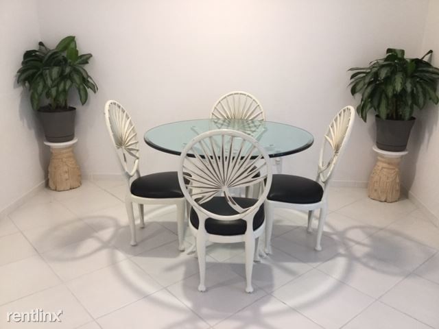Foto del edificio - 7327 Dickens Ave