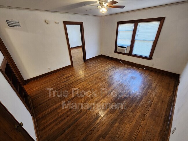 Foto del edificio - 1030 E 8th St