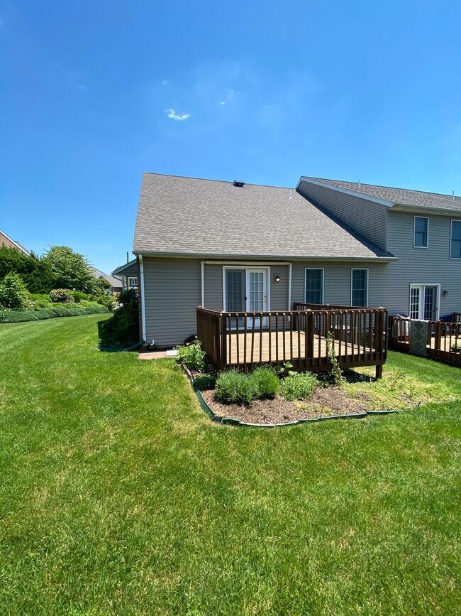 Foto del edificio - Beautiful 3 BR End Unit Townhouse in Summit Hills!
