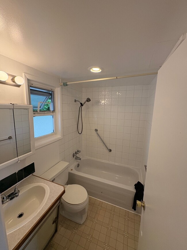 Photo du bâtiment - 1006 Tolmie Ave