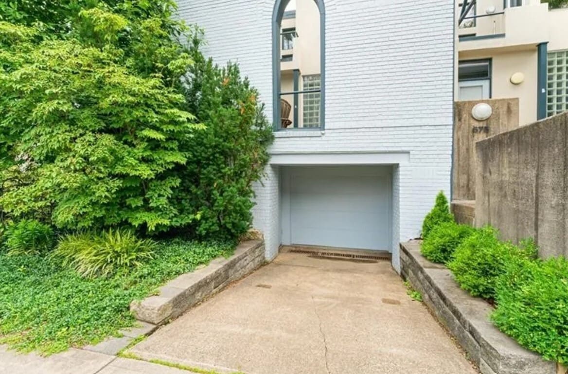 Primary Photo - 675 College St