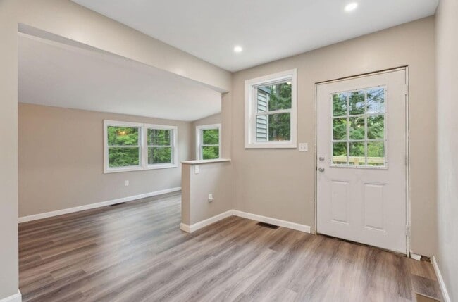 Foto del edificio - Renovated two-bedroom, one-bath apartment ...