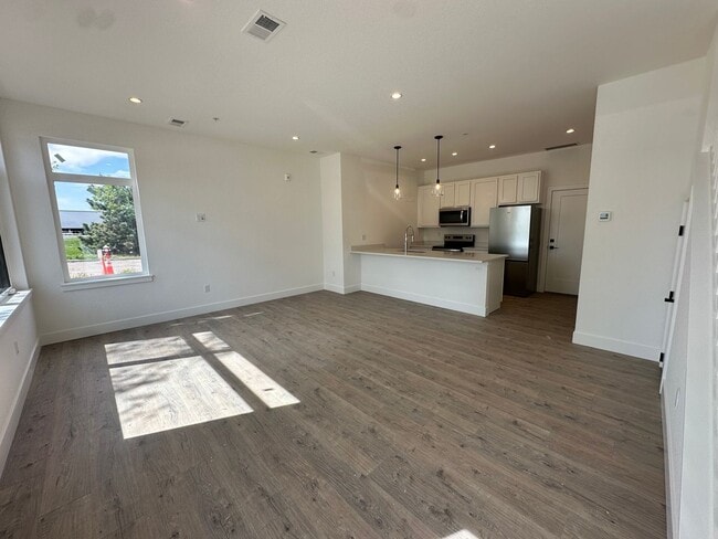 Building Photo - 585-150