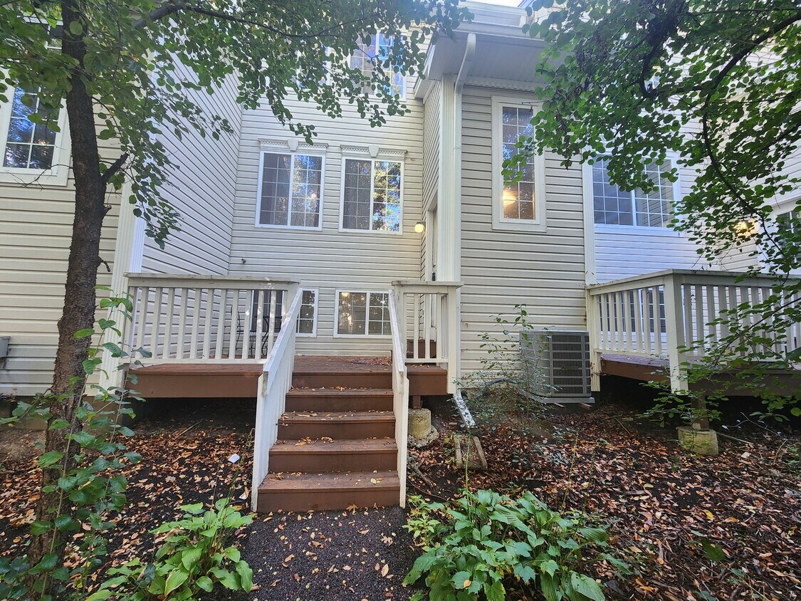 16 S Macgillis Dr, Round Lake, IL 60073 Townhome Rentals in Round