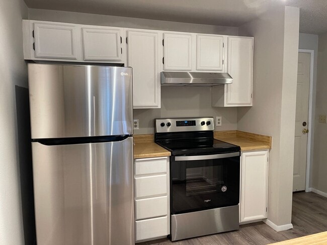 Building Photo - Updated Condo at Northgate.