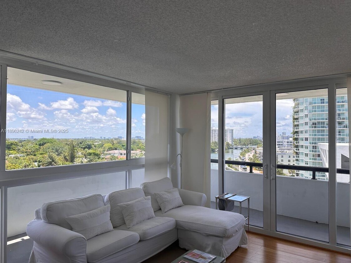 Foto principal - 3200 Collins Ave