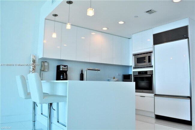 Building Photo - 2 br, 2 bath Condo - 6799 Collins Ave Apt 704