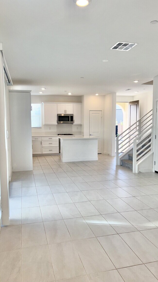 Foto del edificio - 4 Bedrooms Available University Park