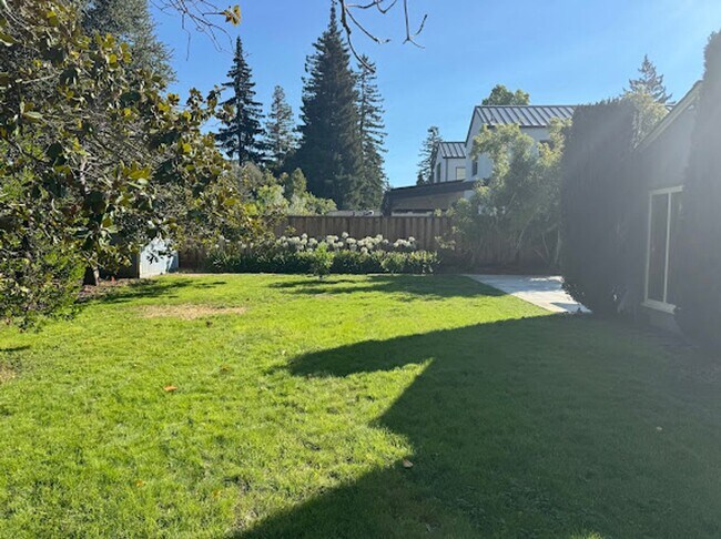 Foto del edificio - Charming 3BR/2BA Home in West Menlo Park