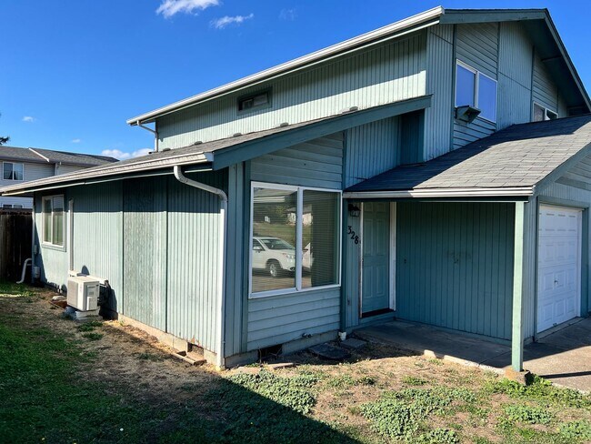 Building Photo - Updated 2 bedroom 1.5 bathroom duplex