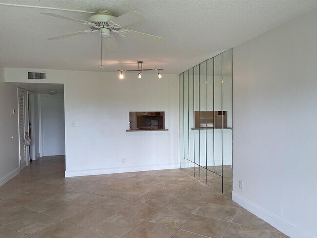 Foto del edificio - 950 Hillcrest Dr