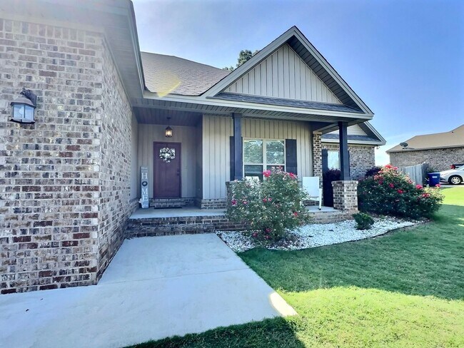 Foto del edificio - Pine Level - 4 Bed, 2 Bath, Indoor & Outdoor Fireplaces!