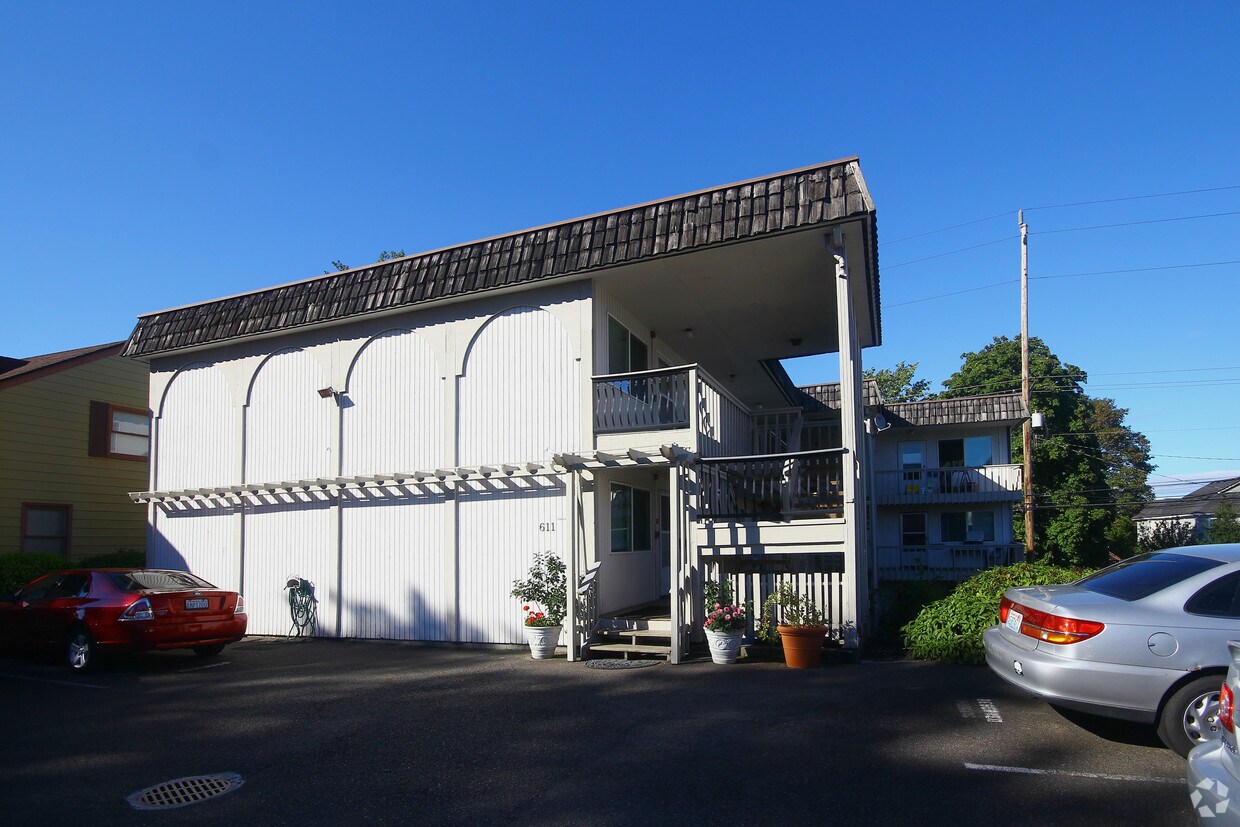 Primary Photo - Villa Dene Apartments