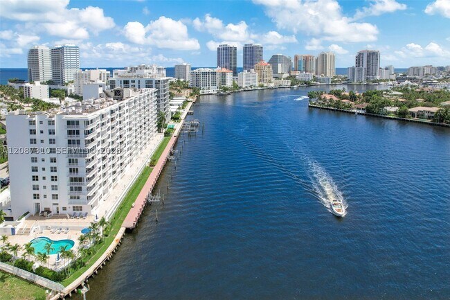 Building Photo - 511 Bayshore Dr