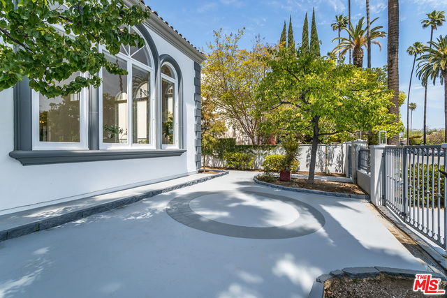Building Photo - 107 N Doheny Dr