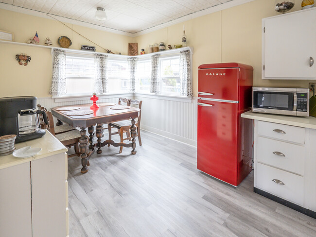 kitchen/dining - 358 Highway 101 N