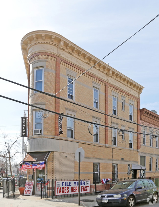 Building Photo - 19-30 Cornelia St