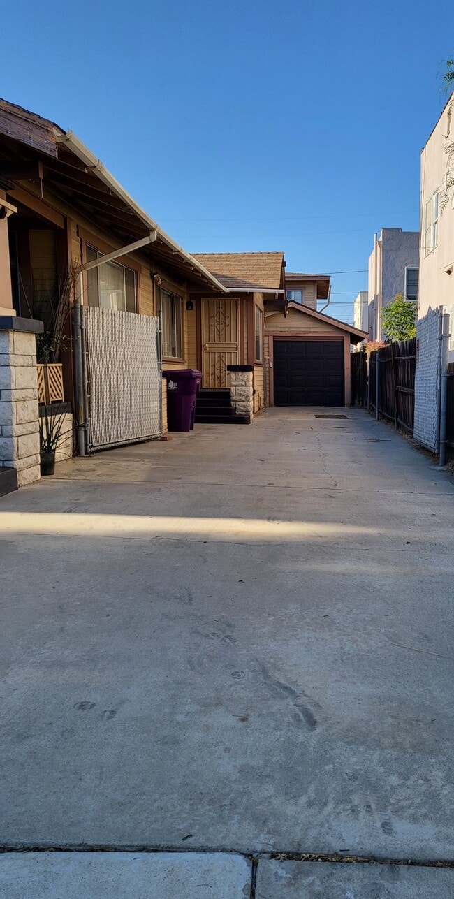Driveway and single garage - 1929 E Florida St