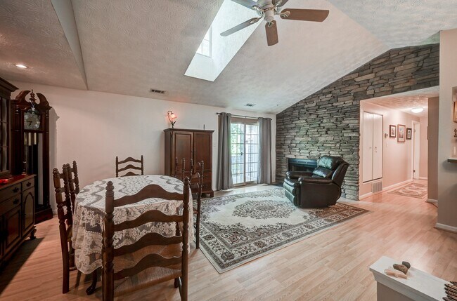 Building Photo - 220 Long Cove Ln