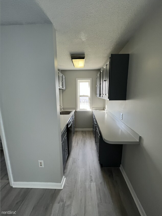 Foto principal - 3 br, 1 bath Triplex - 259 Notre Dame Aven...