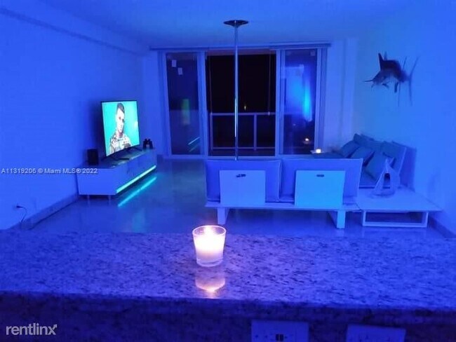 Building Photo - 1 br, 1.5 bath Condo - 5601 Collins Ave Ap...