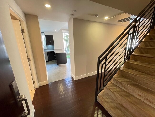 Building Photo - 1666 Greenfield Ave