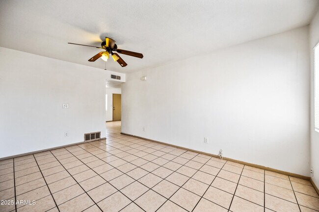 Foto del edificio - 336 W 5th Pl