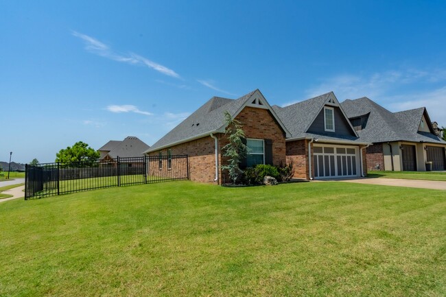 Building Photo - Beautiful Corner Lot 3 Bed 2 Bath Home in ...
