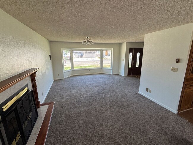 Building Photo - Nice Rambler home with a finished basement in desirable neighborhood