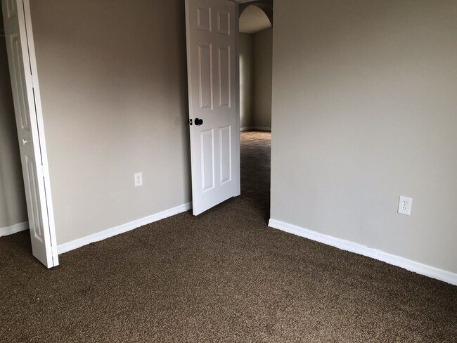 Foto del edificio - 3 Bed 2 Bath Home | Pet Friendly with Fenced Yard | Washer Dryer Hook Ups | Section 8 Welcome
