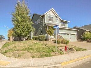 Building Photo - 709 E Garfield St