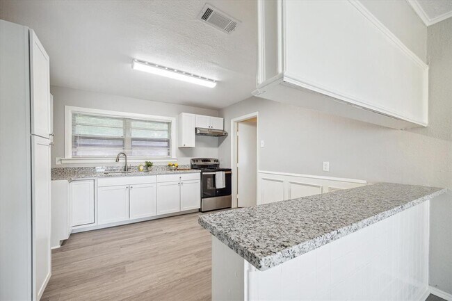 Building Photo - 6718 Crosswell St