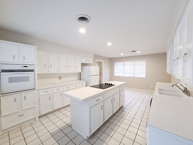 Foto del edificio - 2900 Goddard Pl