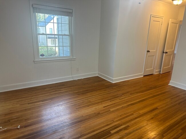 Building Photo - 900 Everett Pl