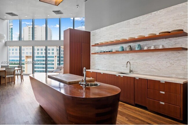Foto del edificio - 1300 Brickell Bay Dr